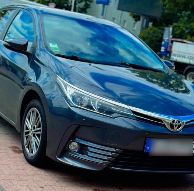 Grau Gebraucht 2018 Toyota Corolla Limousine | 13.500 € - Bild 1/4