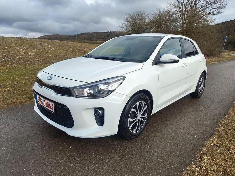 Weiß Gebraucht 2018 Kia Rio DREAM-TEAM Edition Limousine | 9.700 € (Fairer Preis) - Bild 1/4