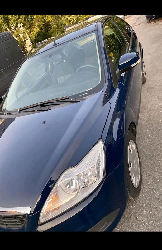Blau Gebraucht 2009 Ford Focus Limousine | 2.400 € (Fairer Preis) - Bild 1/4