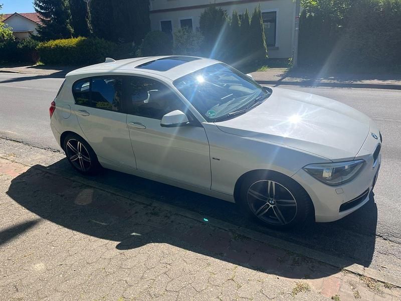 Weiß Gebraucht 2012 BMW 118 Sport Line Kleinwagen | 7.250 € (Superpreis) - Bild 1/4