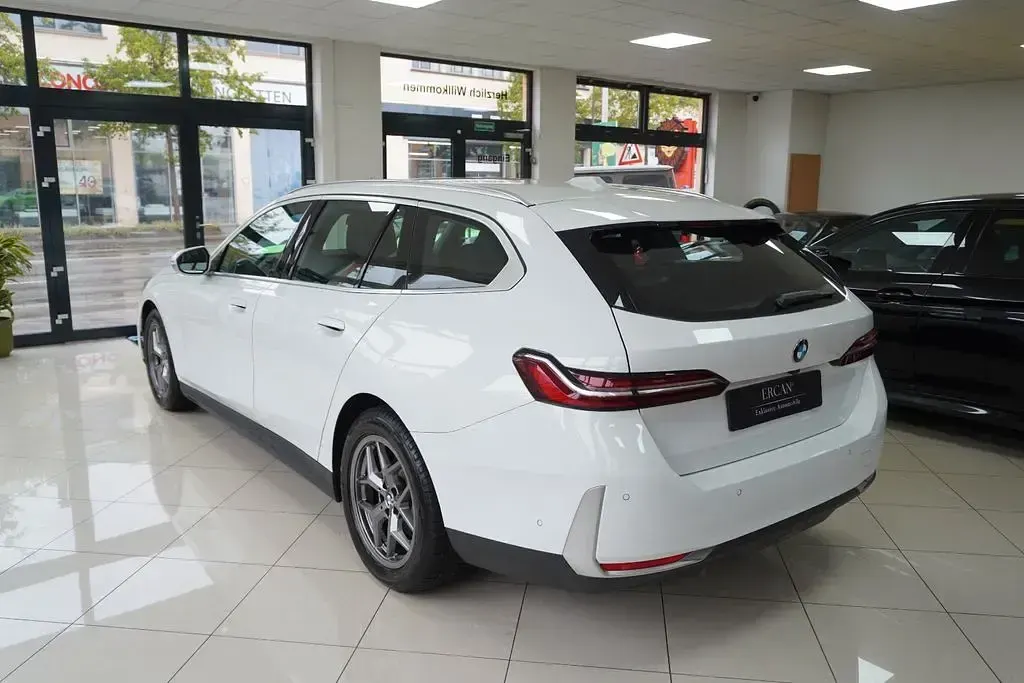 Gebraucht BMW 520 Sport Line 197 PS (144 kW) 2024 Weiß Kombi