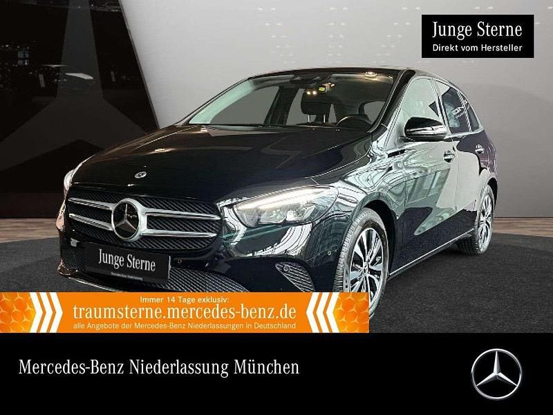 Schwarz Gebraucht 2022 Mercedes B200 Style Van / Kleinbus | 25.990 € (Guter Preis) - Bild 1/3