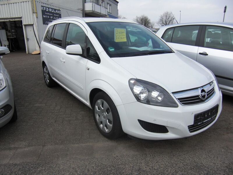 Weiß Gebraucht 2015 Opel Zafira Family Van / Kleinbus | 8.800 € (Teuer) - Bild 1/4