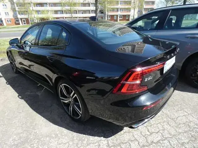 Gebraucht Volvo S60 R-Design 190 PS (139 kW) 2020 Onyx black (schwarz) Limousine