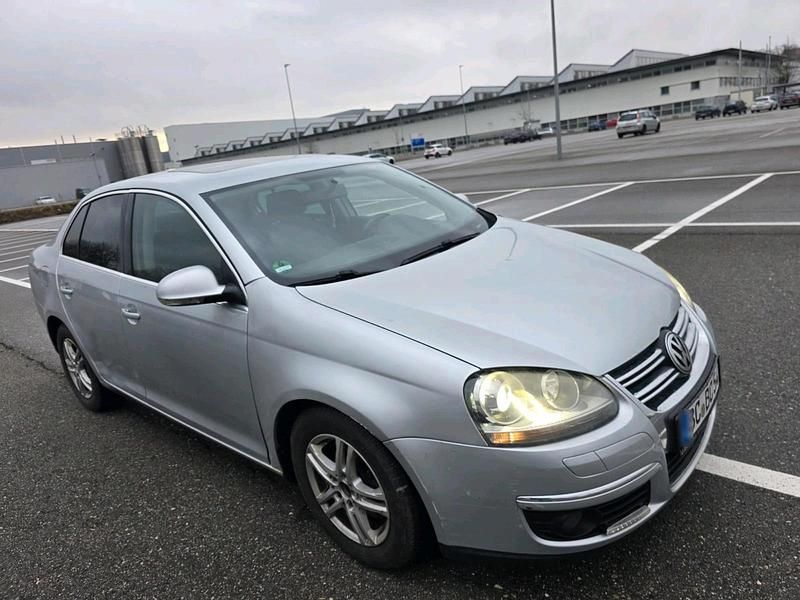 Second-hand VW Jetta 150 CP (110 kW) 2006 Argintiu Berlinǎ