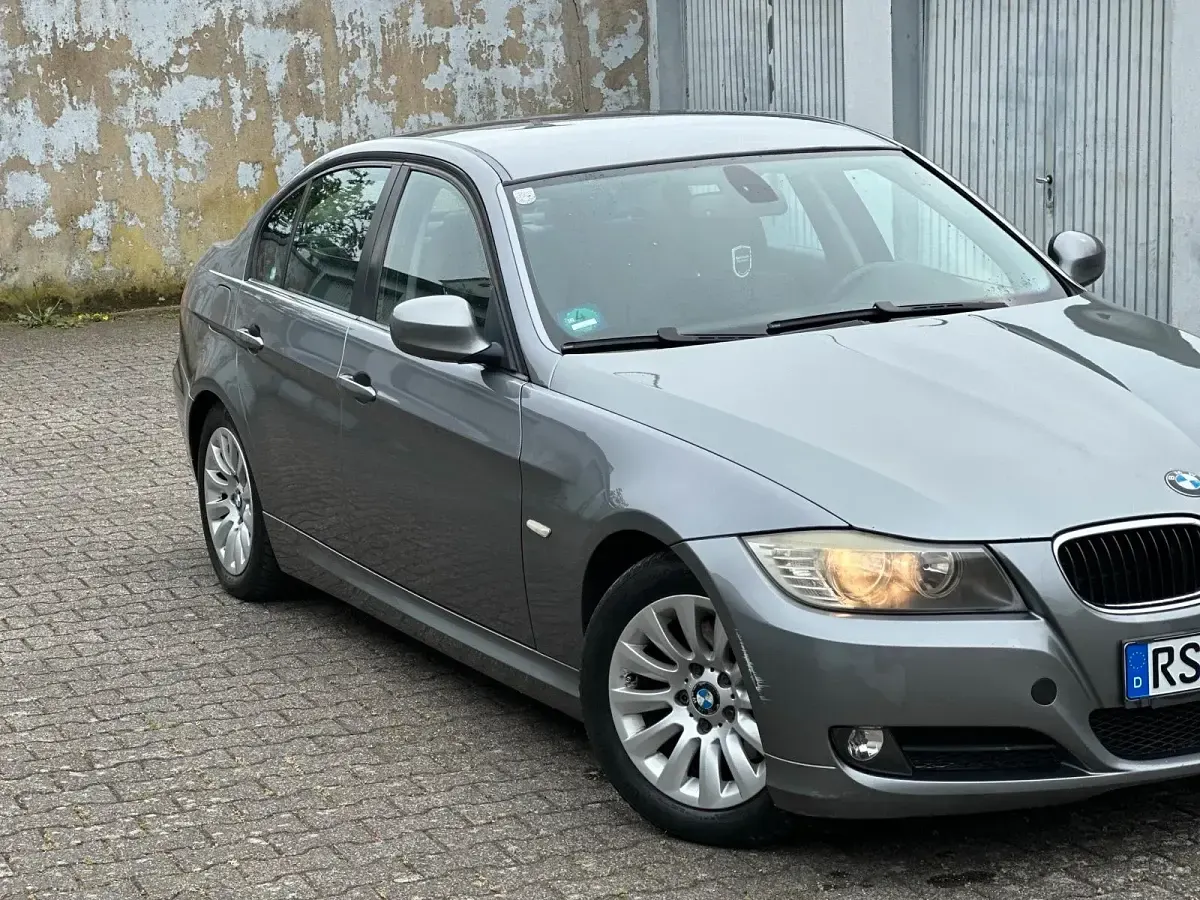 Gebraucht BMW 320 170 PS (125 kW) 2010 Grau Limousine