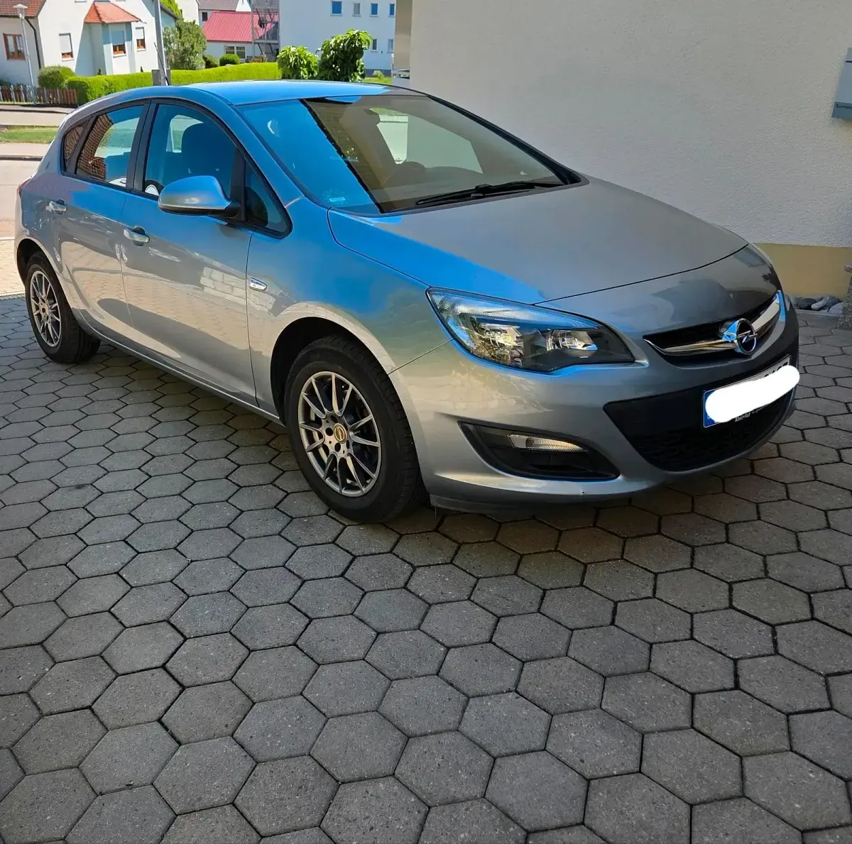 Gebraucht Opel Astra Edition 101 PS (74 kW) 2013 Grau Kleinwagen