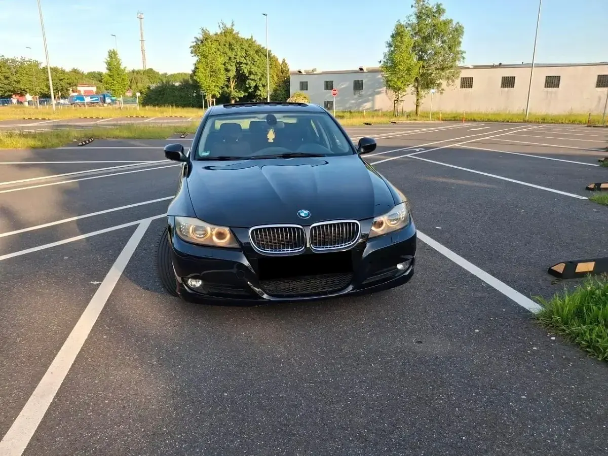 Gebraucht BMW 318 143 PS (105 kW) 2010 Schwarz Limousine