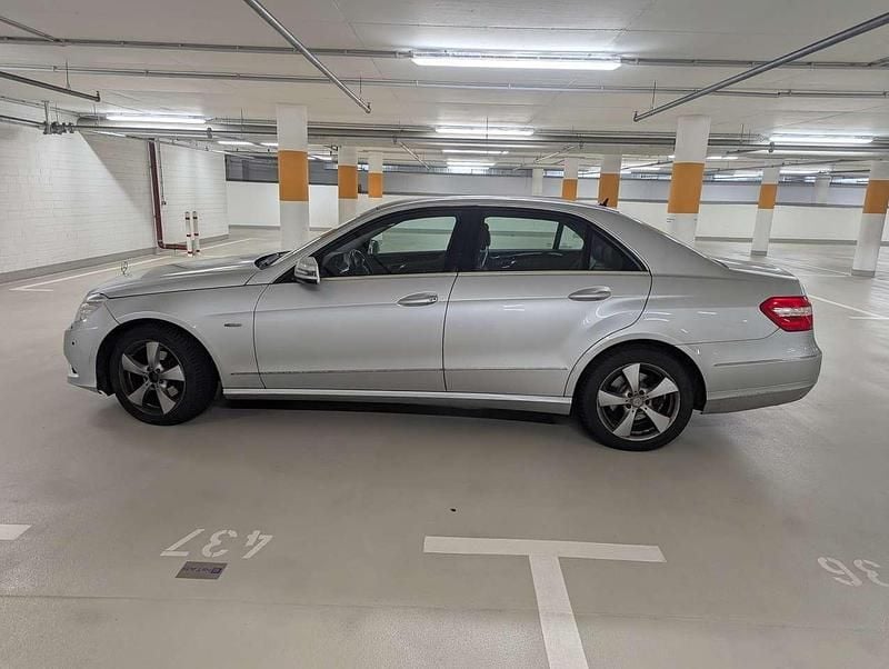 Silber Gebraucht 2009 Mercedes E220 Avantgarde Limousine | 4.850 € (Superpreis) - Bild 1/4