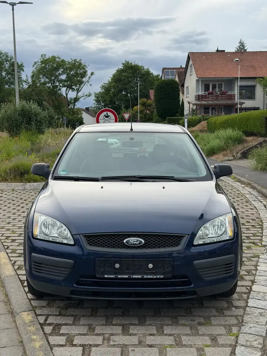 Gebraucht Ford Focus 100 PS (73 kW) 2005 Blau Kleinwagen