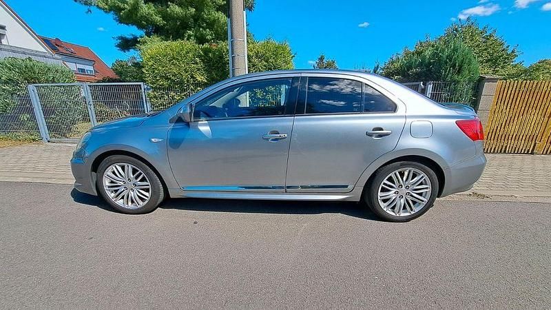Grau Gebraucht 2012 Suzuki Kizashi Sport Limousine | 8.400 € (Fairer Preis) - Bild 1/4
