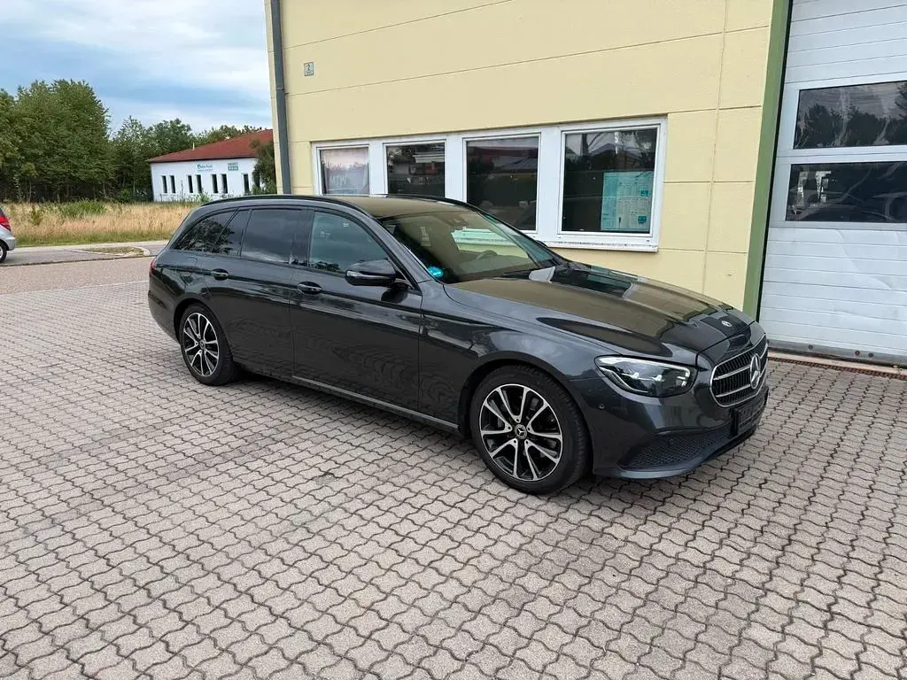 Gebraucht Mercedes E220 Avantgarde 194 PS (142 kW) 2021 Schwarz Limousine