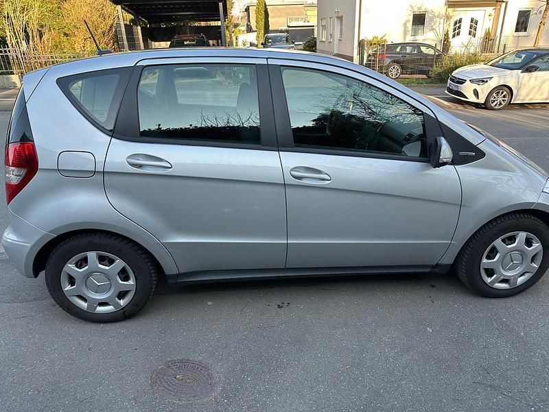 Gebraucht Mercedes A160 Elegance 95 PS (69 kW) 2011 Silber Limousine