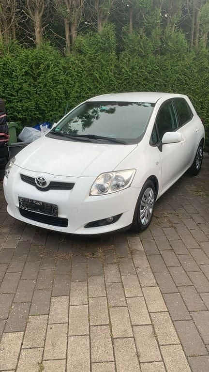 Weiß Gebraucht 2008 Toyota Auris Executive Limousine | 5.500 € (Fairer Preis) - Bild 1/3