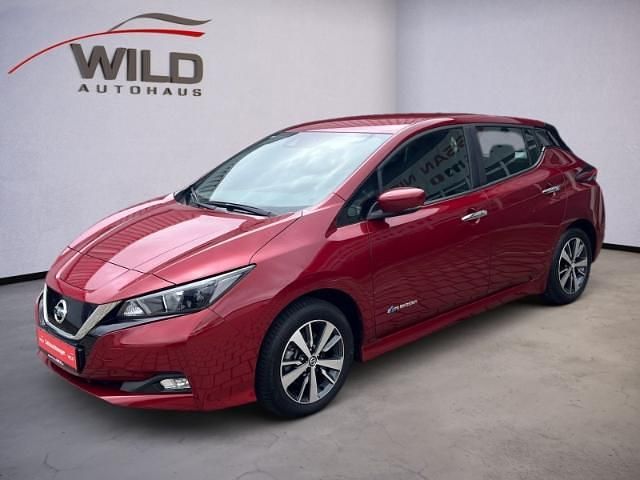 Gebraucht Nissan Leaf Acenta 110 kW (150 PS) 2019 New red (m) Kleinwagen