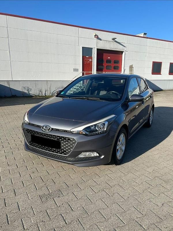 Gebraucht Hyundai i20 Passion 84 PS (61 kW) 2016 Grau Kleinwagen
