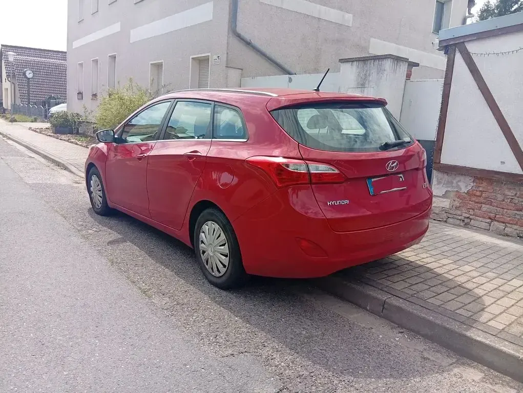 Gebraucht Hyundai i30 Style 120 PS (88 kW) 2014 Rot Kombi