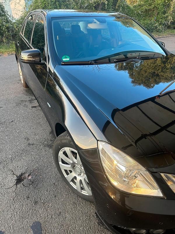 Second-hand Mercedes E200 184 CP (135 kW) 2010 Negru Berlinǎ