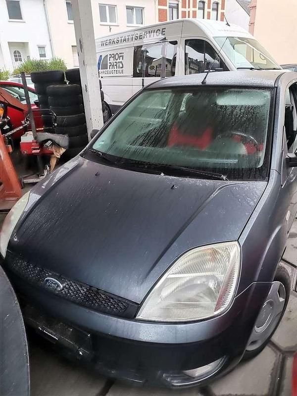 Graphitgrau metallic Gebraucht 2004 Ford Fiesta Futura Kleinwagen | 1.400 € (Fairer Preis) - Bild 1/4
