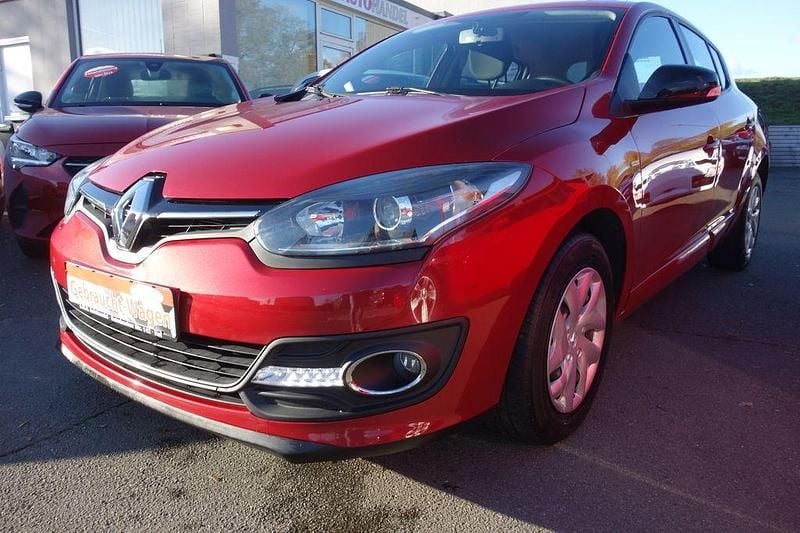 Gebraucht Renault Mégane LIMITED 110 PS (80 kW) 2015 Rot Limousine