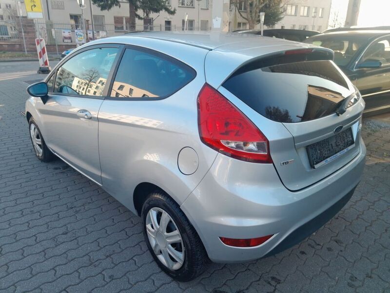Gebraucht Ford Fiesta Trend 95 PS (69 kW) 2010 Silber Kleinwagen
