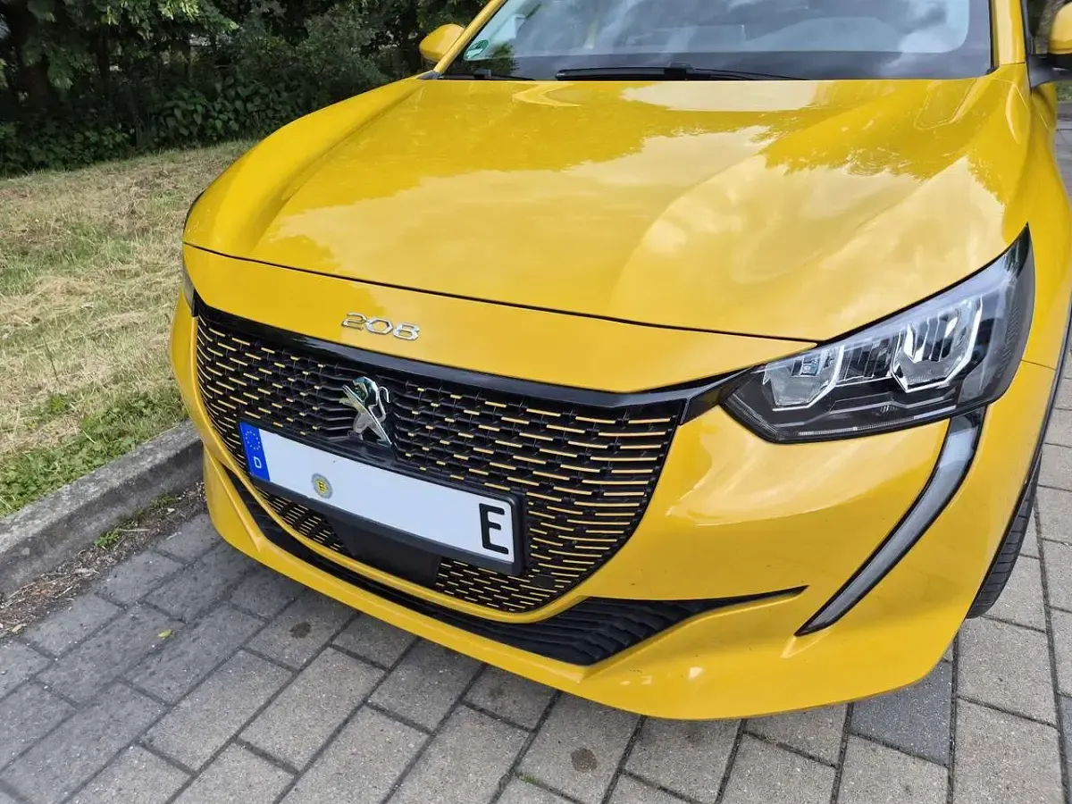 Gebraucht Peugeot e-208 Active 100 kW (136 PS) 2020 Gelb Kleinwagen