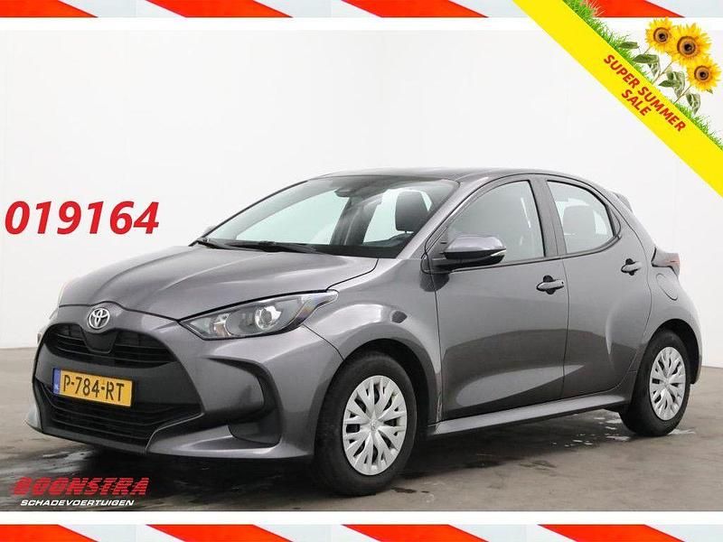Grau Gebraucht 2022 Toyota Yaris Comfort Limousine | 9.950 € (Guter Preis) - Bild 1/4