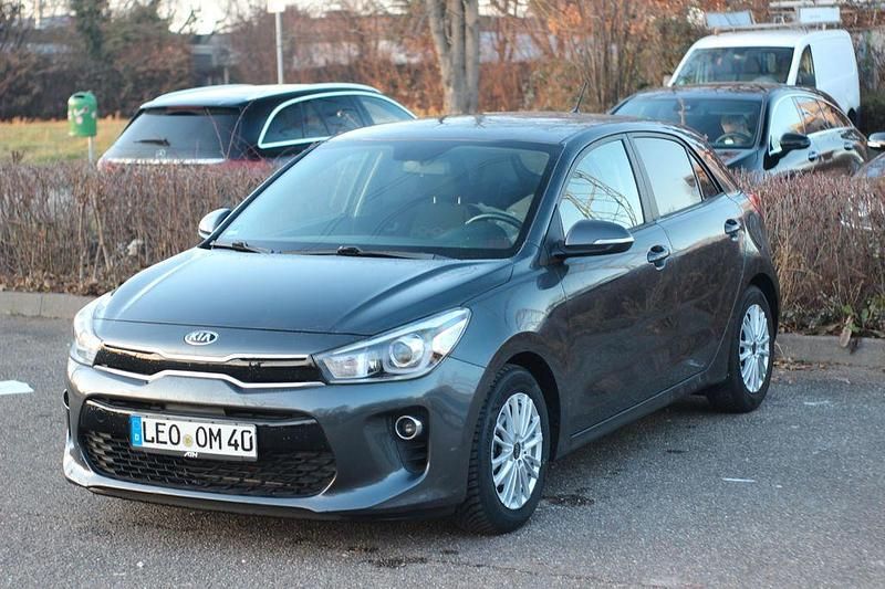 Grau Gebraucht 2018 Kia Rio DREAM-TEAM Edition Limousine | 10.900 € (Fairer Preis) - Bild 1/4