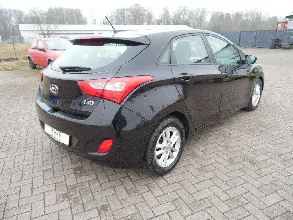 Gebraucht Hyundai i30 Trend 110 PS (80 kW) 2013 Schwarz Limousine