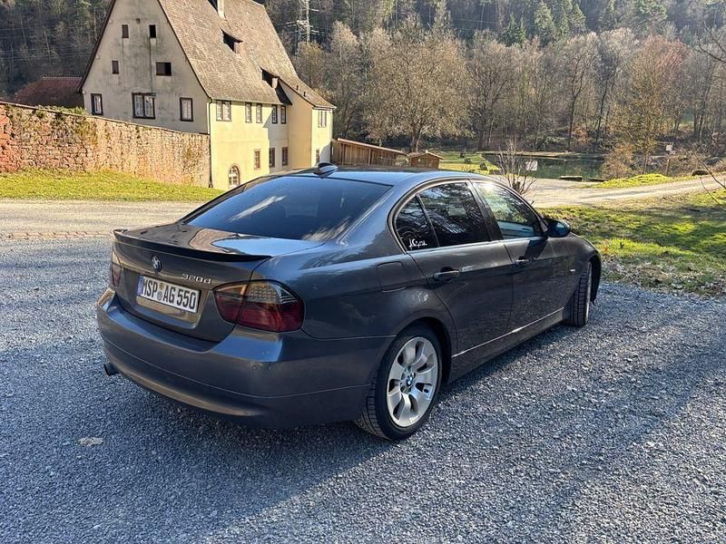 Gebraucht BMW 320 163 PS (119 kW) 2005 Grau Limousine