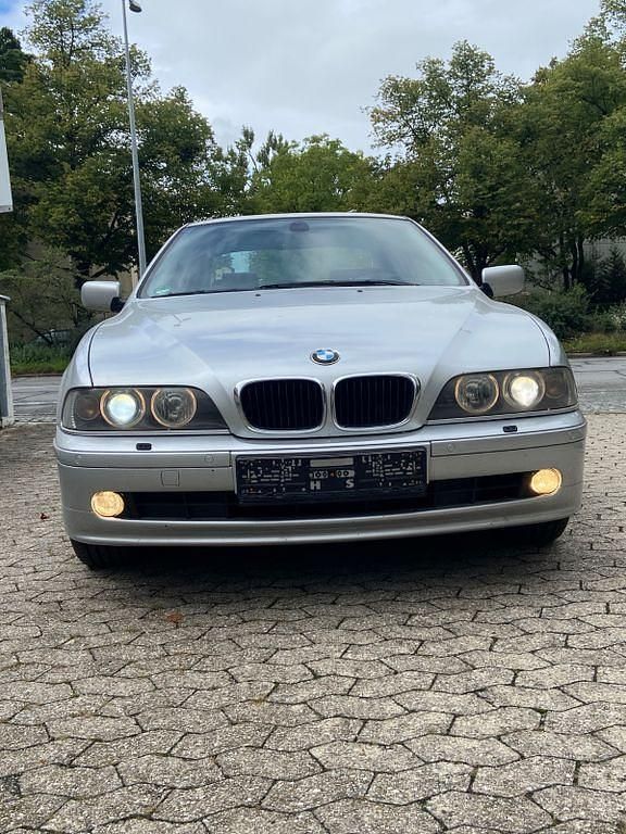 Silber Gebraucht 2002 BMW 520 Limousine | 3.900 € (Fairer Preis) - Bild 1/4