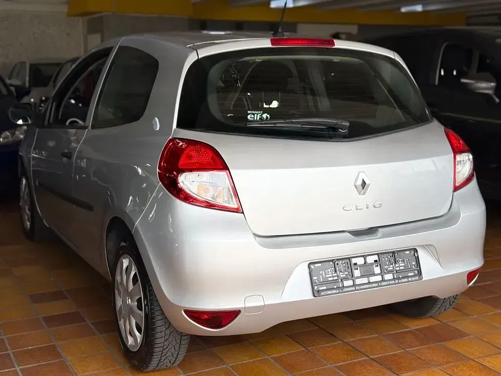 Gebraucht Renault Clio III 75 PS (55 kW) 2012 Silber Kleinwagen