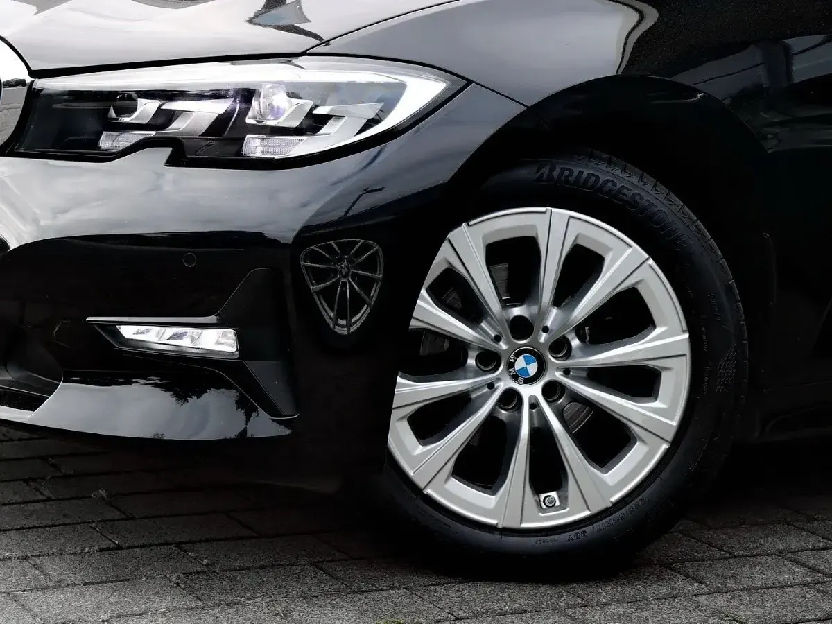 Gebraucht BMW 318 Advantage 156 PS (114 kW) 2021 Saphirschwarz Kombi