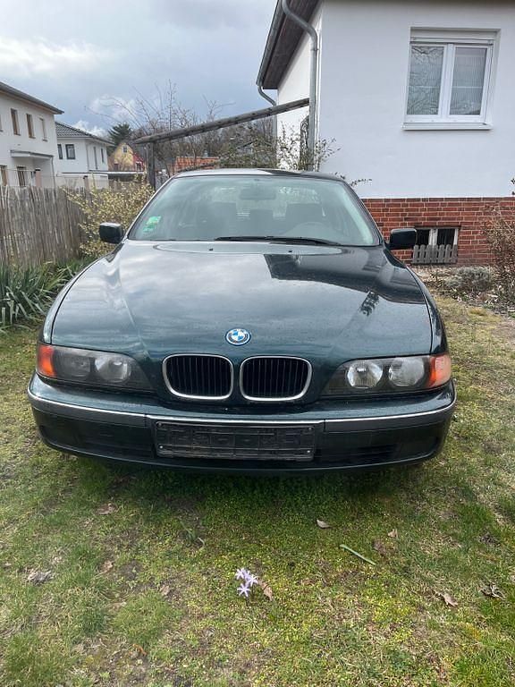Grün Gebraucht 1998 BMW 520 Limousine | 1.000 € (Superpreis) - Bild 1/4