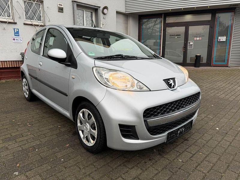 Gebraucht Peugeot 107 68 PS (50 kW) 2010 Silber Kleinwagen