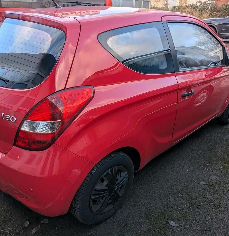 Gebraucht Hyundai i20 77 PS (56 kW) 2012 Rot Kleinwagen