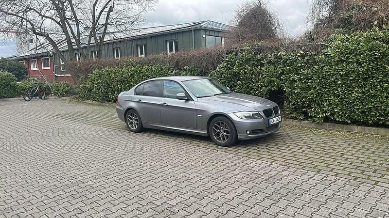 Gebraucht BMW 318 143 PS (105 kW) 2010 Grau Limousine