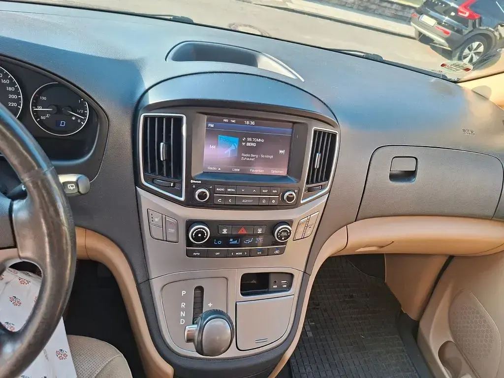 Gebraucht Hyundai H-1 125 PS (91 kW) 2017 Weiß Van / Kleinbus