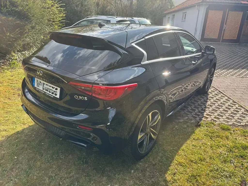 Gebraucht Infiniti Q30 Sport Tech 156 PS (114 kW) 2016 Schwarz Limousine