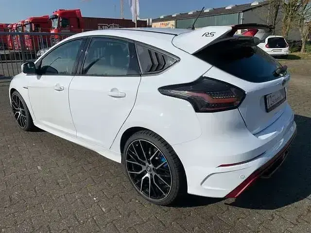 Używany Ford Focus RS 350 KM (257 kW) 2017 Biały Sedan/Limuzyna
