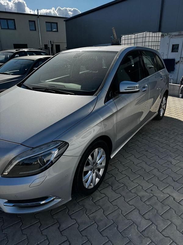 Gebraucht Mercedes B180 122 PS (89 kW) 2013 Silber Van / Kleinbus