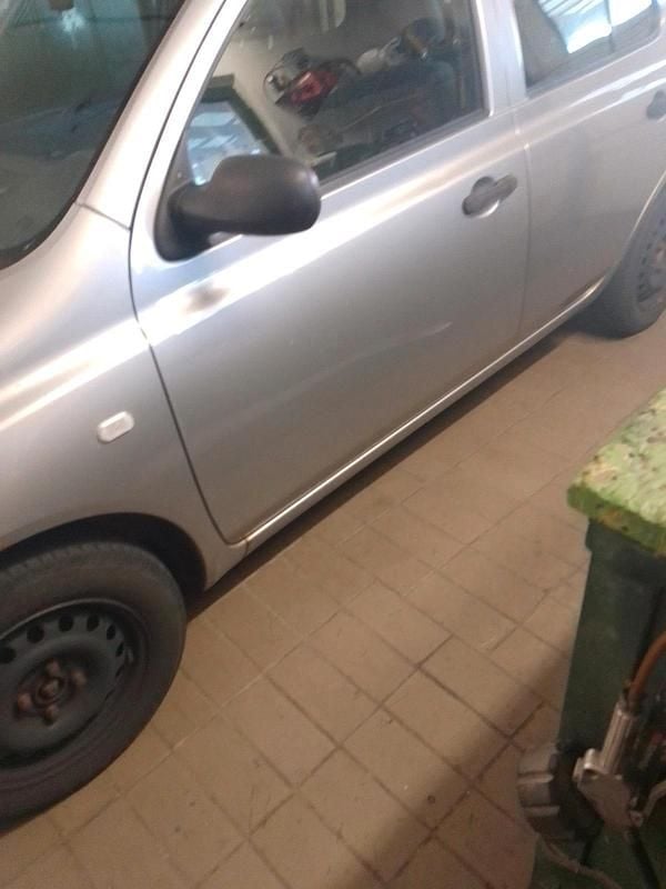 Silber Gebraucht 2004 Nissan Micra Kleinwagen | 800 € (Superpreis) - Bild 1/2