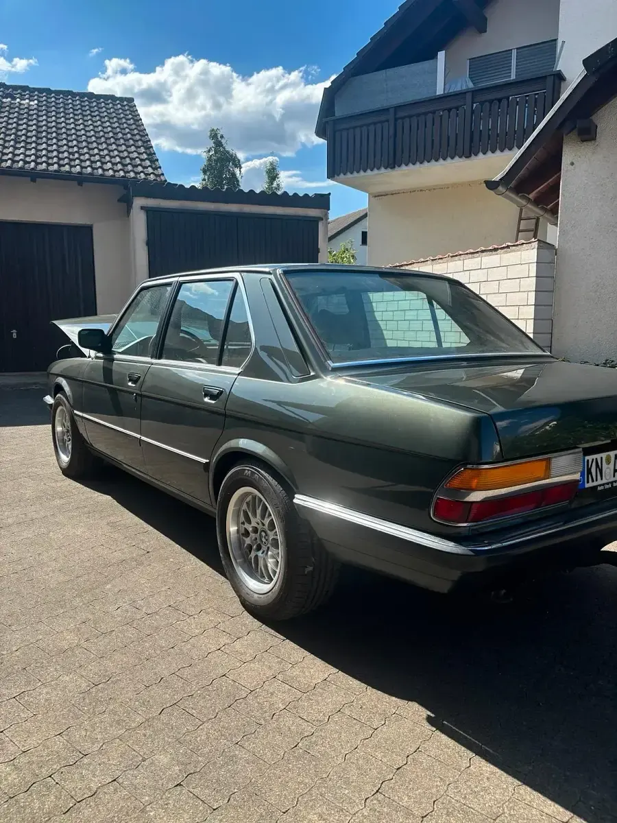 Gebraucht BMW 520 125 PS (91 kW) 1984 Grün Limousine