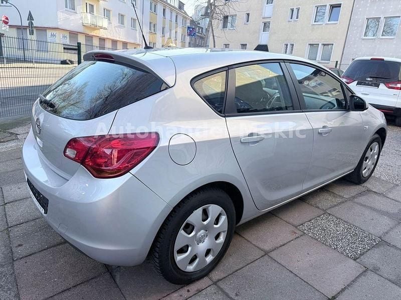 Używany Opel Astra Design Edition 87 KM (63 kW) 2012 Srebrny Sedan/Limuzyna