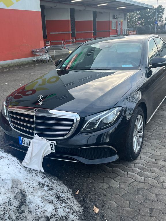 Schwarz Gebraucht 2017 Mercedes E200 Exclusive Limousine | 21.900 € (Guter Preis) - Bild 1/4