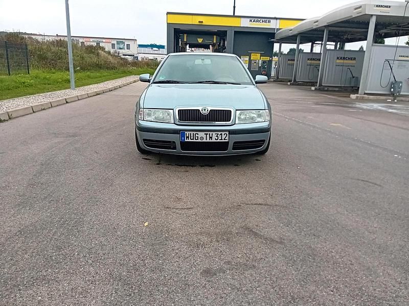 Grau Gebraucht 2002 Skoda Octavia Limousine | 1.250 € (Fairer Preis) - Bild 1/4