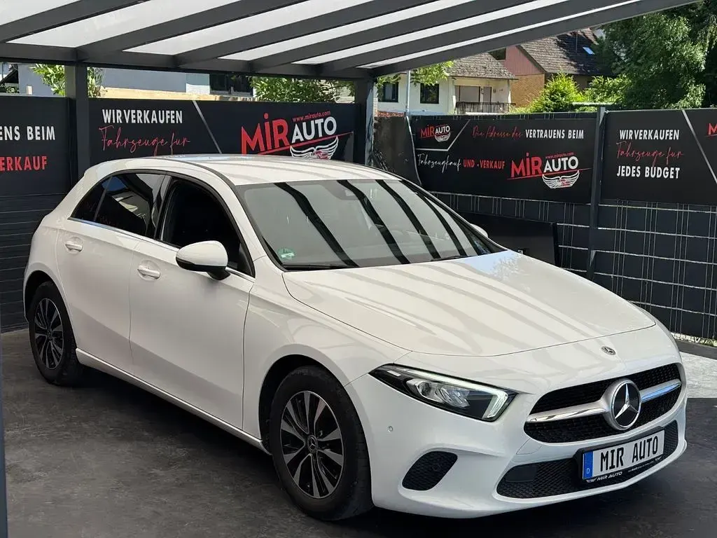 Gebraucht Mercedes A180 116 PS (85 kW) 2022 Weiß Limousine