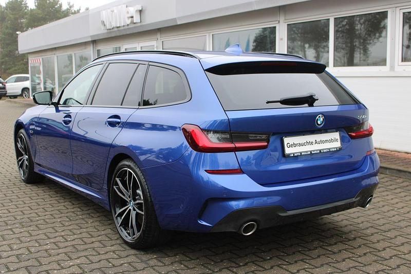 Gebraucht BMW 330e M Sport 252 PS (185 kW) 2021 Portimao blau Kombi