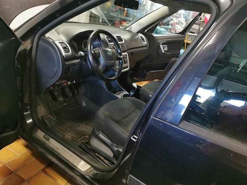 Schwarz Gebraucht 2009 Skoda Roomster Style Van / Kleinbus | 3.350 € (Fairer Preis) - Bild 1/4