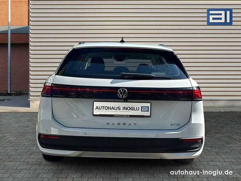Gebraucht VW Passat R 150 PS (110 kW) 2024 Weiß pure white Kombi